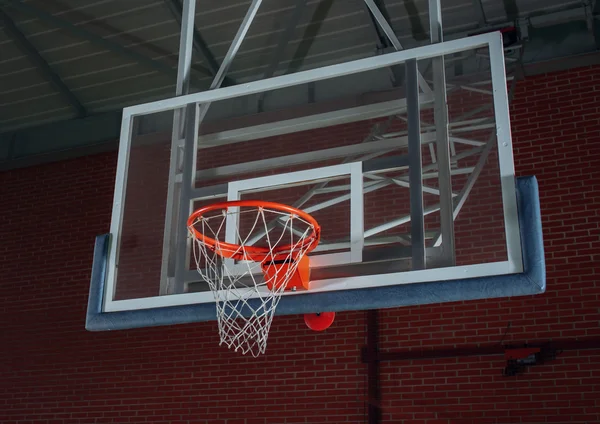 Basket utrustning på en inomhus domstol Stockbild