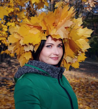 Yaprak şapkalı muhteşem kadın
