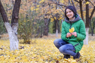 Hayalifener kadın arasında zemin üzerinde oturan bırakır