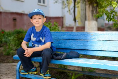 Mutlu kendine güvenen genç çocuk oturma bekleyen