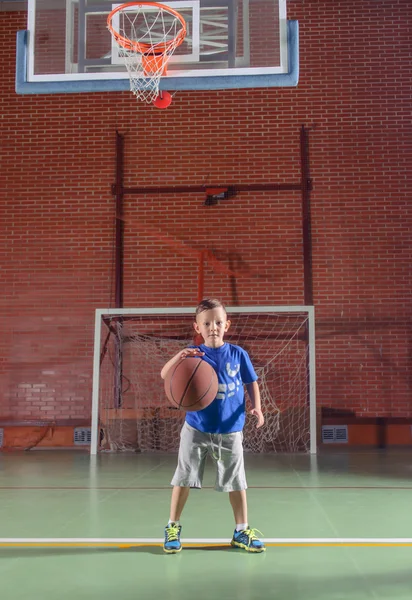 Petit garçon sportif jouant au basket — Photo