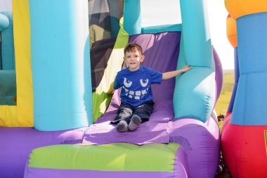 Bouncy kale üzerinde oynarken kaygısız genç çocuk
