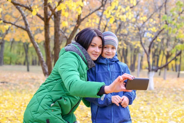 Donna e bambino guardando il telefono — Foto Stock