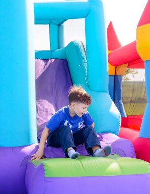 Bouncy kale üzerinde oynarken kaygısız genç çocuk