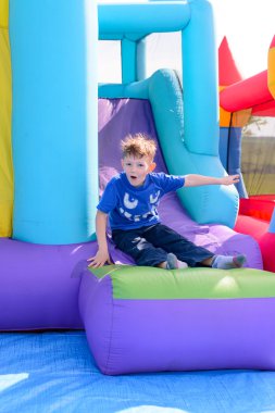 Bouncy kale üzerinde oynarken kaygısız genç çocuk