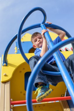 Direğe tırmanma çocuk üzerinde düşük açılı görünüş