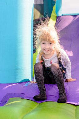 Sevimli kız şişme binmek kayar