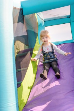 Sevimli kız şişme binmek kayar