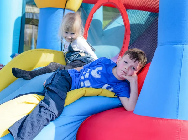 Hermano y hermana en castillo inflable —  Fotos de Stock