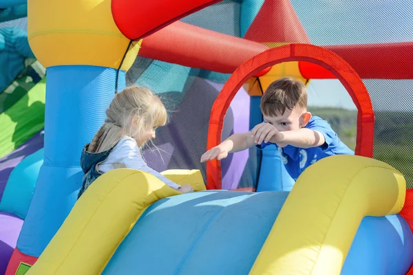 Barn klättrar och hoppade upp på studsiga bild — Stockfoto