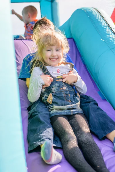 Barn går ner uppblåsbara bouncy bild — Stockfoto