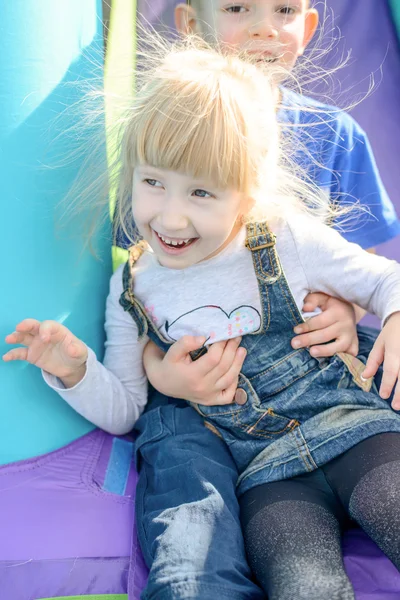 Barn går ner uppblåsbara bouncy bild — Stockfoto