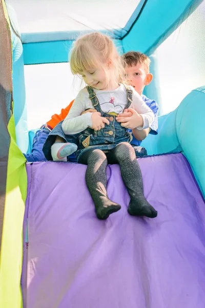 Bruder und Schwester bereiten sich auf Rutschpartie vor — Stockfoto