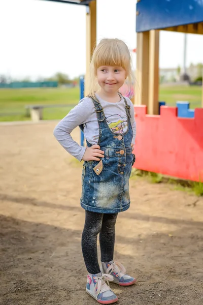 Dívka stojící v parku s dirty kolena — Stock fotografie