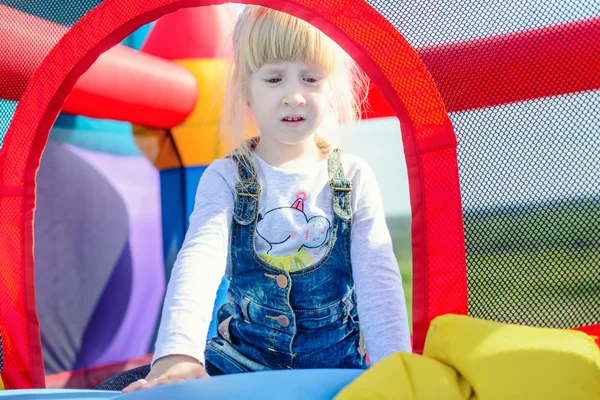 Menina feliz em cima de slide bouncy gigante — Fotografia de Stock
