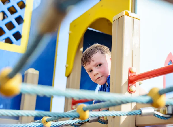 Aranyos gyermek kukucskált a playhouse — Stock Fotó