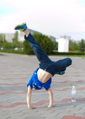 Küçük çocuk saldırı döşeli bir kent meydanında yapıyor