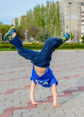 Küçük çocuk bir çember hareketi yapmaya hazırlanıyor