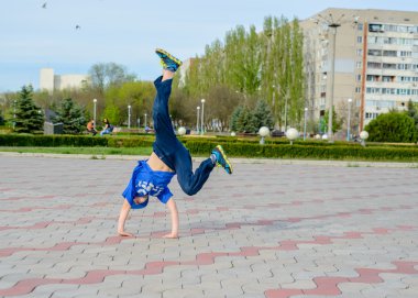 Çember yapıyor çevik genç çocuk