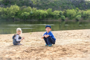 Kum Nehri yakınında oynamaya kardeş