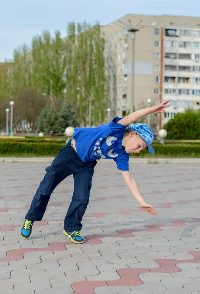 Petit garçon se préparant à faire une roue — Photo