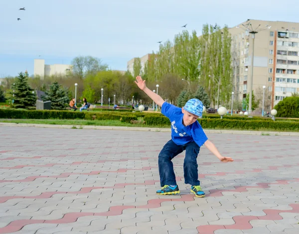 Agile jongen doen cartwheels Stockfoto