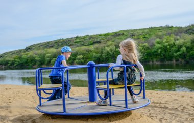 Bir atlıkarıncaya çalışan çocuk