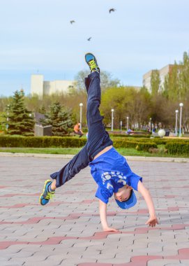 Küçük çocuk bir çember hareketi yapmaya hazırlanıyor