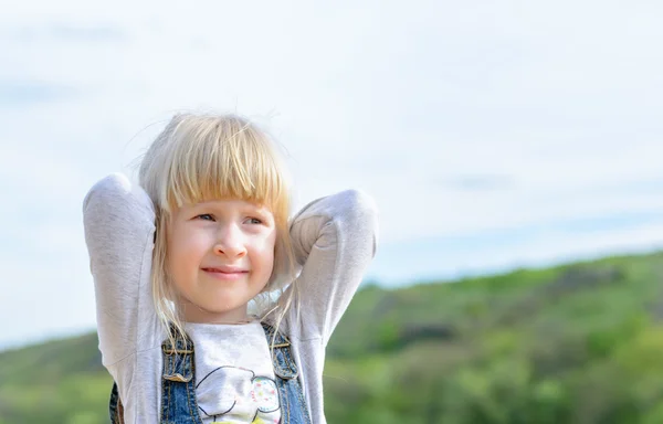 Niedliche kleine blonde Mädchen mit einem schönen Lächeln — Stockfoto