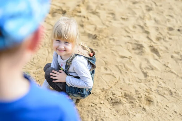 Vista aérea del niño arrodillado en la arena — Foto de Stock