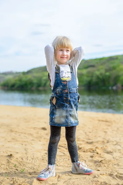 Niedliche kleine blonde Mädchen mit einem schönen Lächeln — Stockfoto