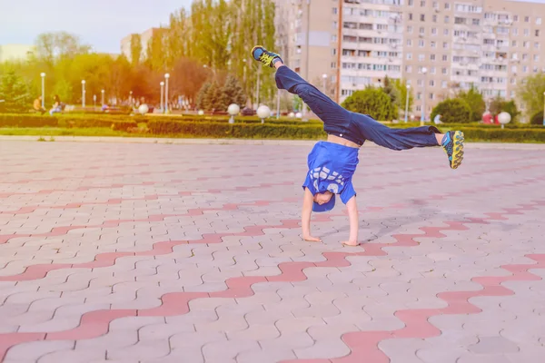 Küçük çocuk saldırı döşeli bir kent meydanında yapıyor