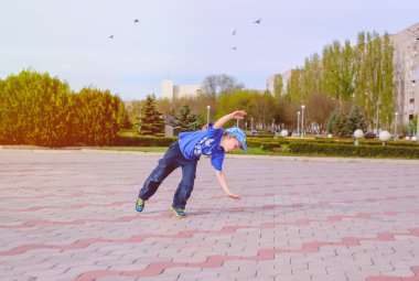 Küçük çocuk saldırı döşeli bir kent meydanında yapıyor