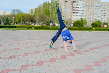Küçük çocuk bir çember hareketi yapmaya hazırlanıyor