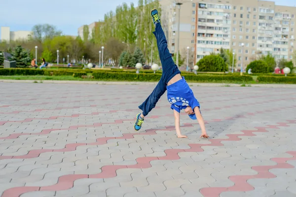 Küçük çocuk bir çember hareketi yapmaya hazırlanıyor