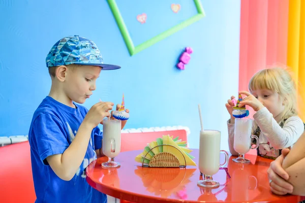 İki genç çocuk milkshakes zevk — Stok fotoğraf