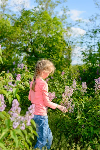 Schattig gelukkig blond meisje met een brutale grijns — Stockfoto