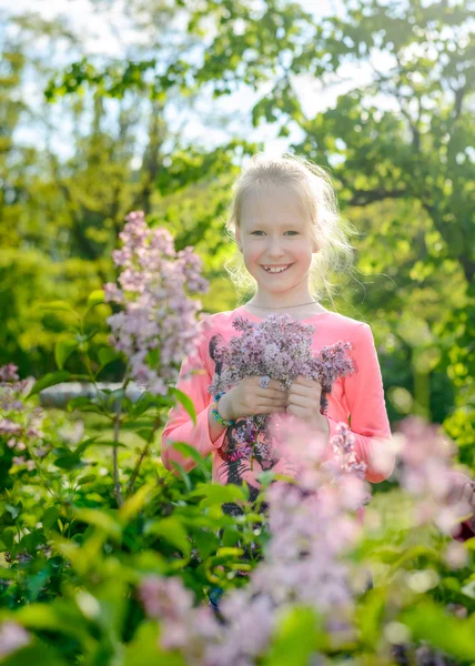 Schattig gelukkig blond meisje met een brutale grijns — Stockfoto