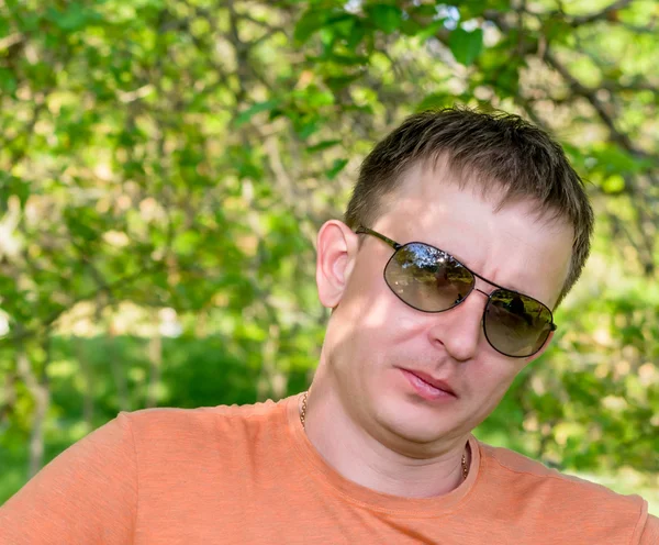 Guapo hombre serio en gafas de sol de moda — Foto de Stock
