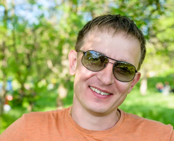 Schöner ernster Mann mit trendiger Sonnenbrille lizenzfreie Stockbilder