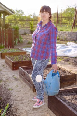 Sulama yaparken orta yaşlı çekici kadın