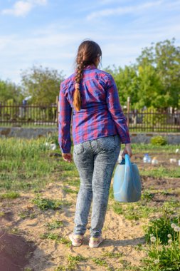 Arka görünümü bir bahçe etkin bir kadın