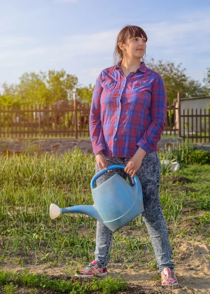 Çekici kadın transplante fidan sulama