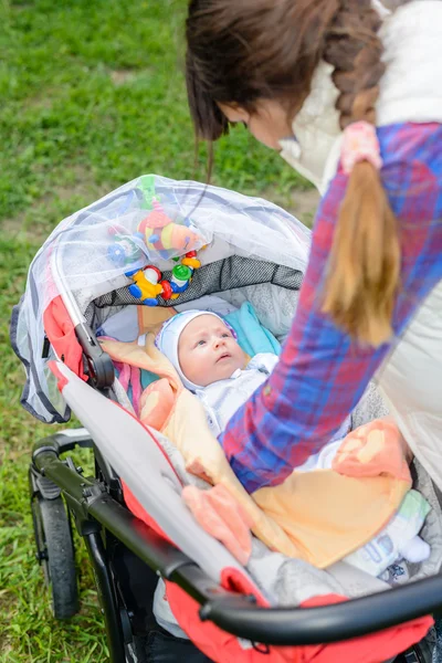 Mother changing the diaper of a newborn baby — Stock Photo, Image