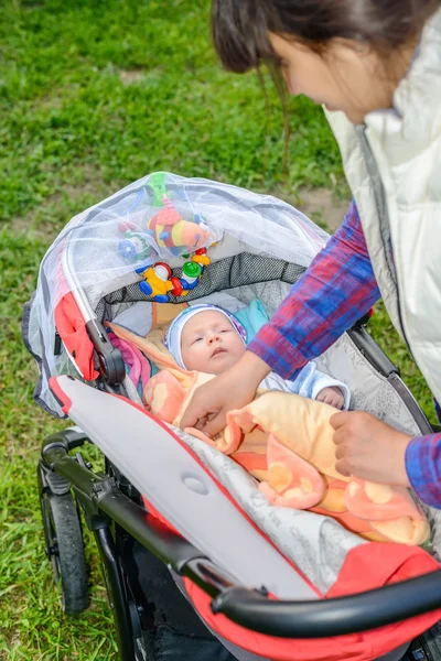 Madre che cambia il pannolino di un neonato — Foto Stock
