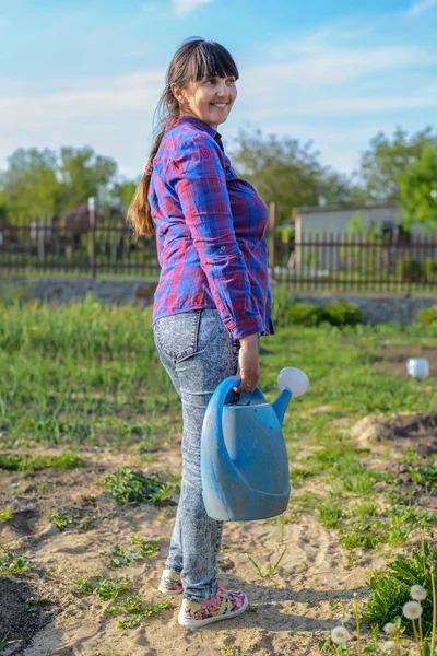 Sonriente mujer feliz sosteniendo una regadera — Foto de Stock