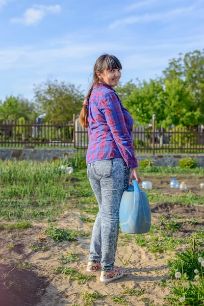 Arka görünümü bir bahçe etkin bir kadın