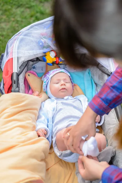 Moeder wijzigen de luier van een pasgeboren baby — Stockfoto