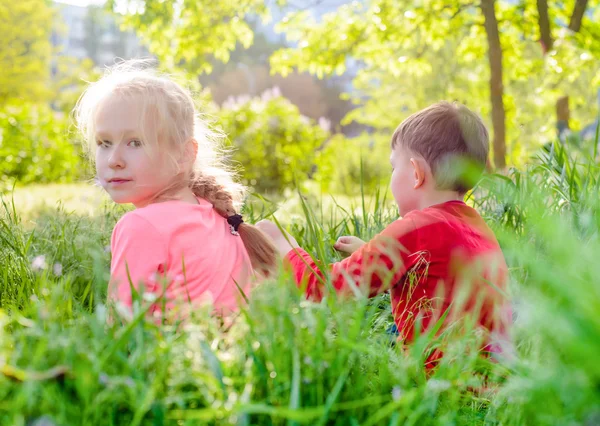 Söt blond flicka som leker med en pojkvän — Stockfoto