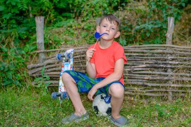 Yorgun çocuk oyuncak yasaktır boru ile